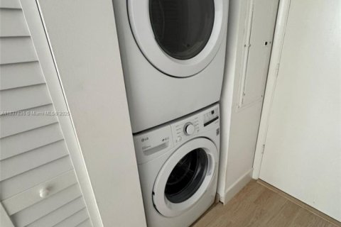 Condominio en venta en Miami, Florida, 1 dormitorio, 81.57 m2 № 1823568 - foto 23