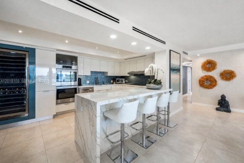 Condominio en venta en Miami, Florida, 3 dormitorios, 225.2 m2 № 2154878 - foto 3