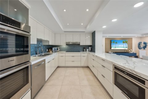 Condominio en venta en Miami, Florida, 3 dormitorios, 225.2 m2 № 2154878 - foto 4