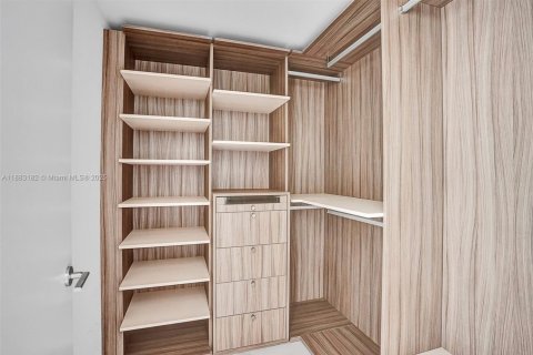 Condo in Sunny Isles Beach, Florida, 2 bedrooms  № 1931026 - photo 12