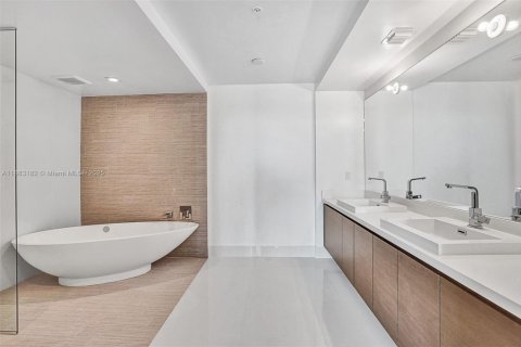 Condo in Sunny Isles Beach, Florida, 2 bedrooms  № 1931026 - photo 15