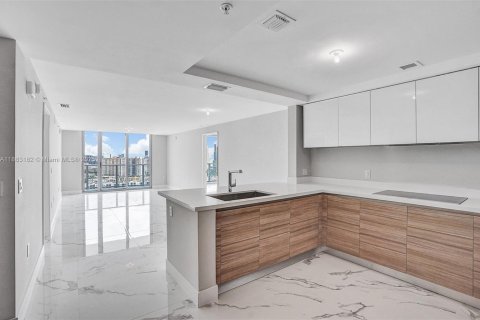 Condo in Sunny Isles Beach, Florida, 2 bedrooms  № 1931026 - photo 1