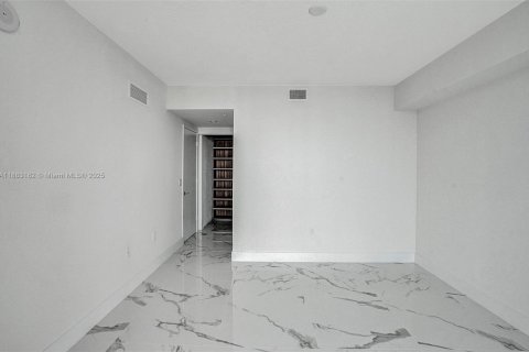 Condo in Sunny Isles Beach, Florida, 2 bedrooms  № 1931026 - photo 22
