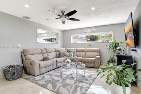 House in Hialeah, Florida 4 bedrooms, 141.49 sq.m. № 1779826 - photo 2
