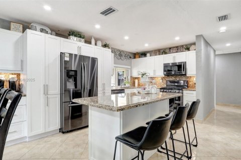 House in Hialeah, Florida 4 bedrooms, 141.49 sq.m. № 1779826 - photo 6