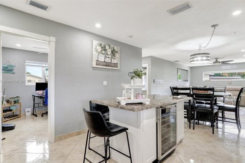 House in Hialeah, Florida 4 bedrooms, 141.49 sq.m. № 1779826 - photo 8