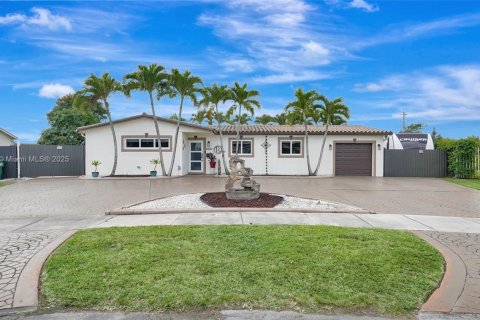 House in Hialeah, Florida 4 bedrooms, 141.49 sq.m. № 1779826 - photo 1