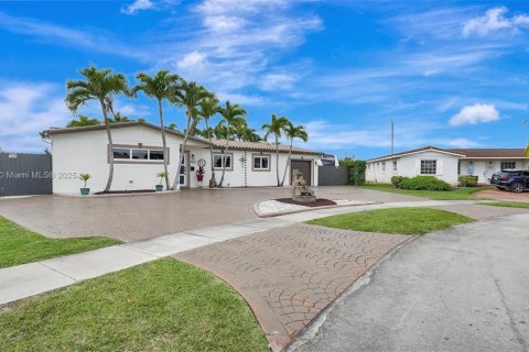House in Hialeah, Florida 4 bedrooms, 141.49 sq.m. № 1779826 - photo 25