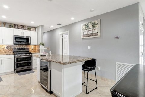 House in Hialeah, Florida 4 bedrooms, 141.49 sq.m. № 1779826 - photo 7