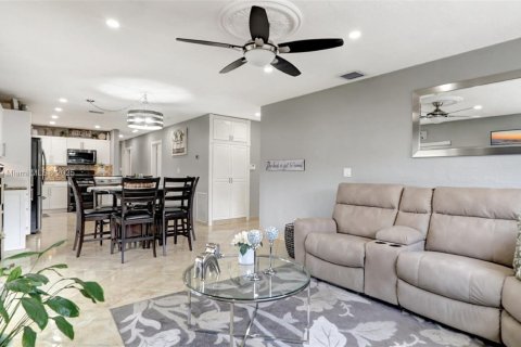 House in Hialeah, Florida 4 bedrooms, 141.49 sq.m. № 1779826 - photo 3