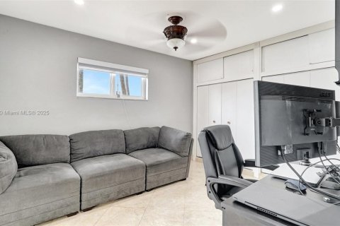 House in Hialeah, Florida 4 bedrooms, 141.49 sq.m. № 1779826 - photo 16