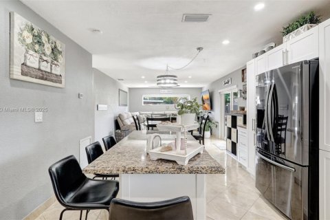 House in Hialeah, Florida 4 bedrooms, 141.49 sq.m. № 1779826 - photo 9