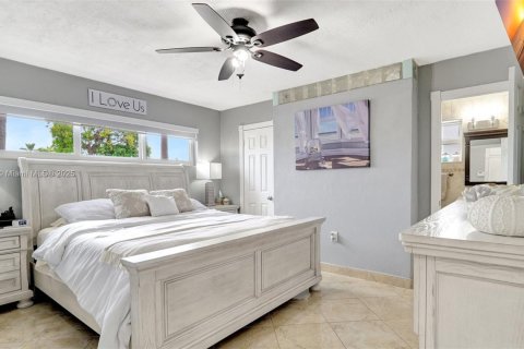 House in Hialeah, Florida 4 bedrooms, 141.49 sq.m. № 1779826 - photo 20