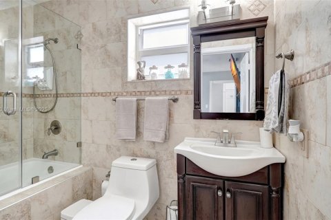 House in Hialeah, Florida 4 bedrooms, 141.49 sq.m. № 1779826 - photo 24