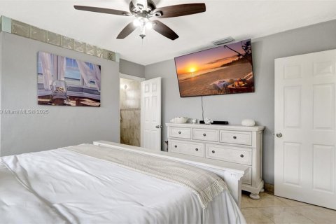 House in Hialeah, Florida 4 bedrooms, 141.49 sq.m. № 1779826 - photo 21