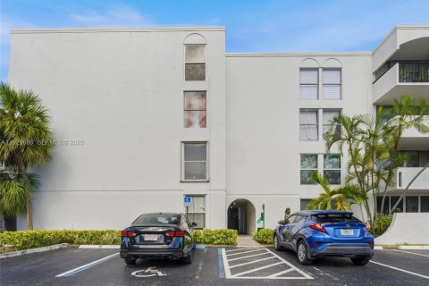 Снять в аренду кондоминиум в Майами, Флорида 2 спальни, 85.38м2, № 1991738 - фото 1