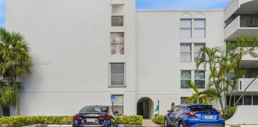 Кондоминиум с 2 спальнями в Майами, Флорида № 1991738