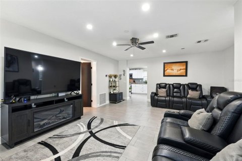 House in Altamonte Springs, Florida 4 bedrooms, 166.2 sq.m. № 1652522 - photo 4
