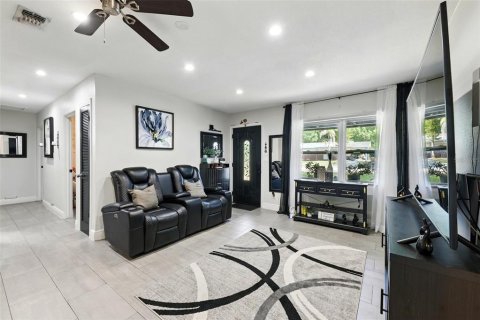 House in Altamonte Springs, Florida 4 bedrooms, 166.2 sq.m. № 1652522 - photo 3