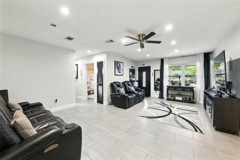 House in Altamonte Springs, Florida 4 bedrooms, 166.2 sq.m. № 1652522 - photo 5