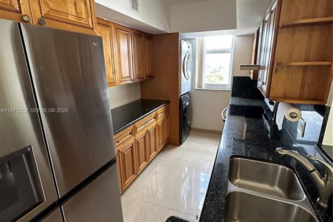 Condo in Miami, Florida, 2 bedrooms  № 2032116 - photo 2