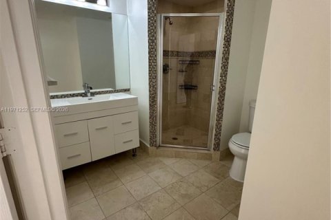 Condo in Miami, Florida, 2 bedrooms  № 2032116 - photo 9