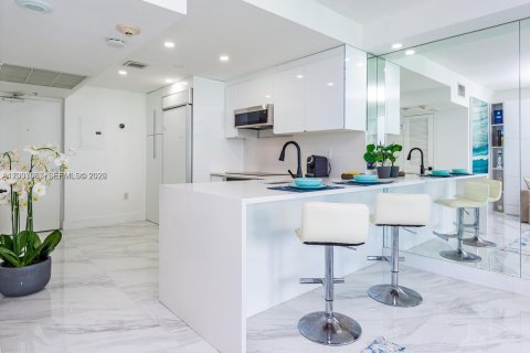 Condominio en alquiler en Bal Harbour, Florida, 44.69 m2 № 2085986 - foto 20