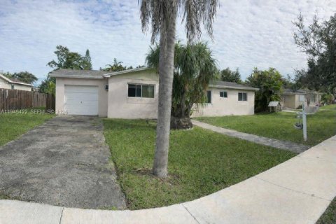 House in Cutler Bay, Florida 3 bedrooms, 106.47 sq.m. № 2004100 - photo 1