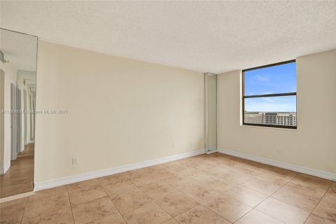 Купить кондоминиум в Норт-Майами, Флорида 1 спальня, 72.65м2, № 2014578 - фото 22