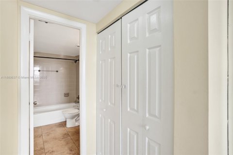 Купить кондоминиум в Норт-Майами, Флорида 1 спальня, 72.65м2, № 2014578 - фото 28