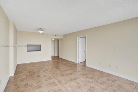 Купить кондоминиум в Норт-Майами, Флорида 1 спальня, 72.65м2, № 2014578 - фото 19