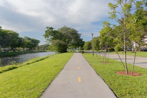 Condo in Pompano Beach, Florida, 2 bedrooms  № 2068442 - photo 24