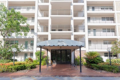 Condo in Pompano Beach, Florida, 2 bedrooms  № 2068442 - photo 25