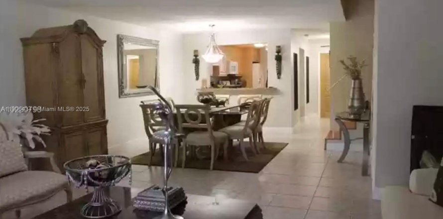 Кондоминиум с 2 спальнями в Дорал, Флорида № 1957069