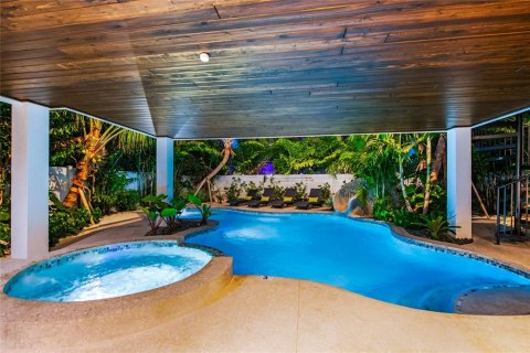 House in Sarasota, Florida 6 bedrooms, 334.54 sq.m. № 2127697 - photo 15
