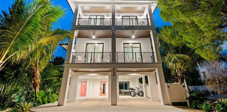 House in Sarasota, Florida 6 bedrooms, 334.54 sq.m. № 2127697