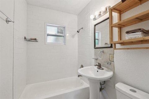 Casa en venta en Tampa, Florida, 3 dormitorios, 110.37 m2 № 1919475 - foto 11