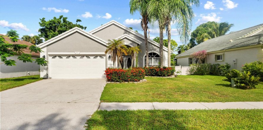 House in Wellington, Florida 3 bedrooms, 193.24 sq.m. № 2259775