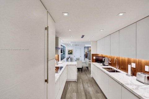 Condo in Key Biscayne, Florida, 2 bedrooms  № 1483873 - photo 19