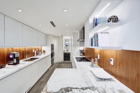 Condo in Key Biscayne, Florida, 2 bedrooms  № 1483873 - photo 17