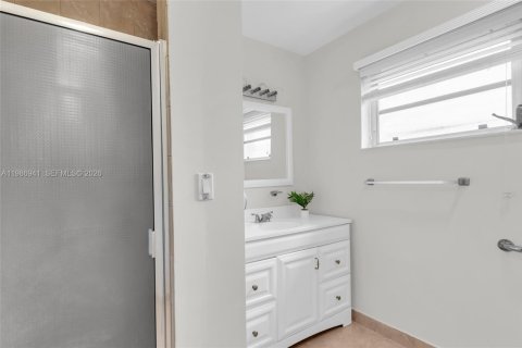 Villa ou maison à vendre à West Miami, Floride: 2 chambres, 131.83 m2 № 2049095 - photo 17