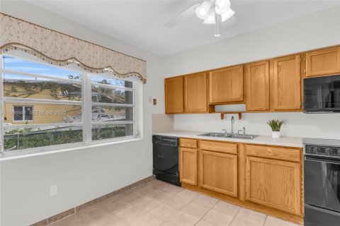 Villa ou maison à vendre à West Miami, Floride: 2 chambres, 131.83 m2 № 2049095 - photo 9