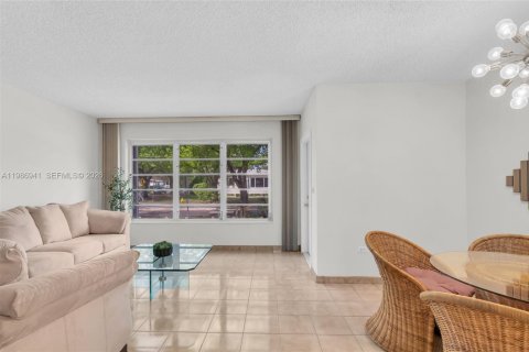 Villa ou maison à vendre à West Miami, Floride: 2 chambres, 131.83 m2 № 2049095 - photo 3