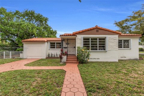 Villa ou maison à West Miami, Floride 2 chambres, 131.83 m2 № 2049095
