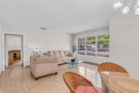 Villa ou maison à vendre à West Miami, Floride: 2 chambres, 131.83 m2 № 2049095 - photo 5