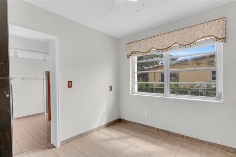 Villa ou maison à vendre à West Miami, Floride: 2 chambres, 131.83 m2 № 2049095 - photo 10