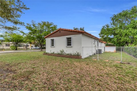 Villa ou maison à vendre à West Miami, Floride: 2 chambres, 131.83 m2 № 2049095 - photo 23