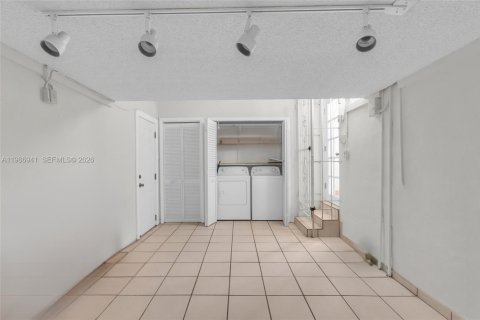 Villa ou maison à vendre à West Miami, Floride: 2 chambres, 131.83 m2 № 2049095 - photo 13