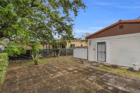 Villa ou maison à vendre à West Miami, Floride: 2 chambres, 131.83 m2 № 2049095 - photo 21