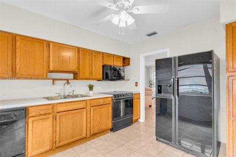 Villa ou maison à vendre à West Miami, Floride: 2 chambres, 131.83 m2 № 2049095 - photo 8